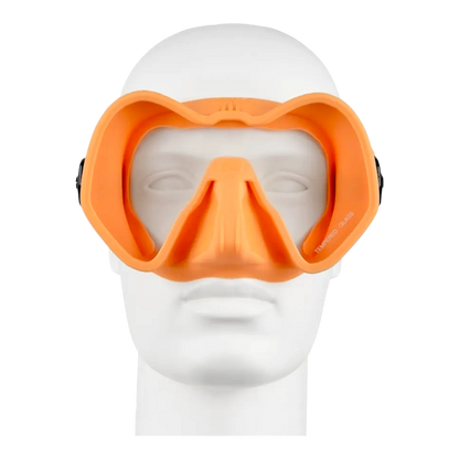 Maschera da sub C4 Skyline a vetro singolo con trattamento lenti anti-fog, mostrata in varie varianti di colore tra cui Arancione