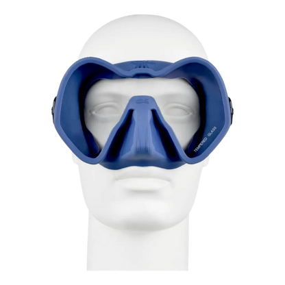 Maschera da sub C4 Skyline a vetro singolo con trattamento lenti anti-fog, mostrata in varie varianti di colore tra cui blu