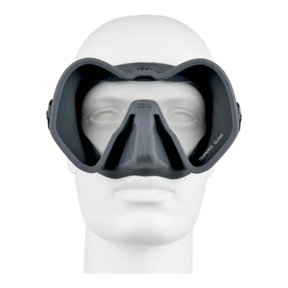 Maschera da sub C4 Skyline a vetro singolo con trattamento lenti anti-fog, mostrata in varie varianti di colore tra cui grigia