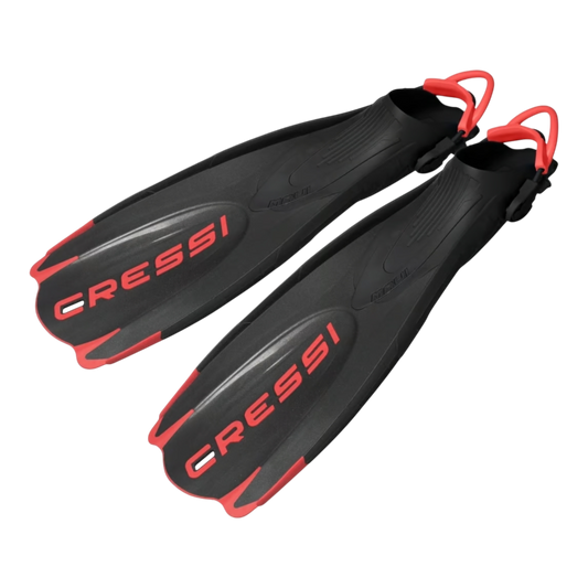 Coppia di pinne professionali Cressi Maui nere con inserti rossi e cinghioli regolabili su sfondo nero.