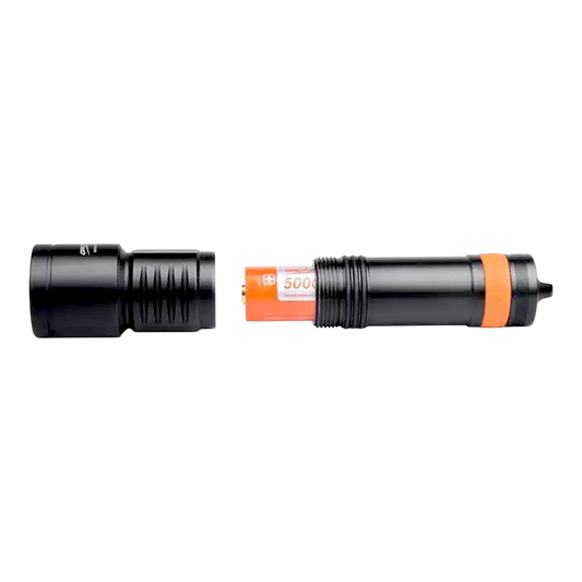 Torcia subacquea OrcaTorch D700 nera con interruttore rotante, indicatore ON/OFF e subacqueo che illumina un relitto nello sfondo.