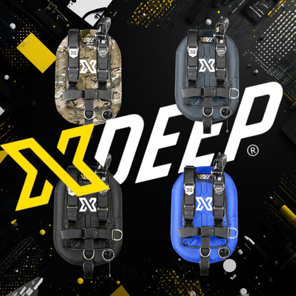 Sistema GAV Xdeep Zeos Deluxe con sacco posteriore e schienalino alluminio in quattro colori: camouflage, grigio, nero e blu su sfondo grafico.